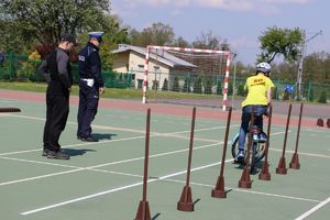 policjanci oceniają przejazd na torze przeszkód