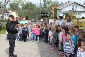 strażak opowiada dzieciom o zagrożeniach pożarowych