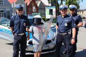 policjanci drogówki pozują z &quot;małym&quot; szturmowcem