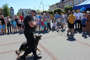 Policjant ze swoją czworonożną Mini w pokazie posłuszeństwa