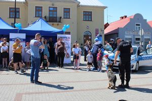 Policjant ze swoją czworonożną Mini w pokazie posłuszeństwa