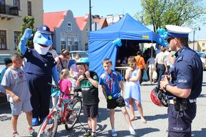 Uczestnicy konkursu rowerowego na starcie