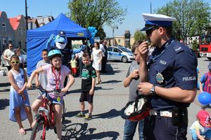 Zwyciężczyni konkursu umiejętności w jeździe rowerem na starcie