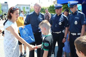 Pani burmistrz i komendant rozdają nagrody w konkursach