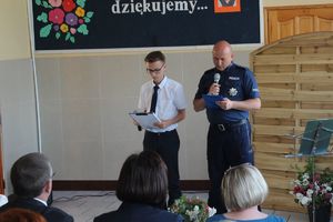 policjant z synem podczas występu