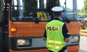 policjant na tle gimbusa