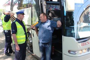 policjanci sprawdzają trzeźwość kierowcy