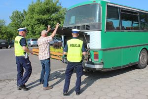 policjanci kontrolują autokar