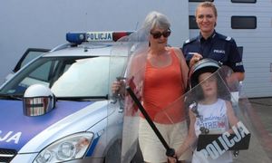 babcia z wnuczkiem i policjantką