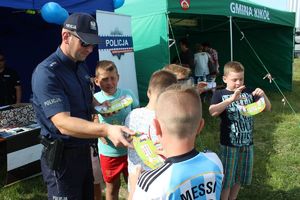 policjant rozdaje daszki &quot;zachowaj trzeźwy umysł&quot;