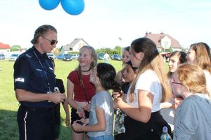 dzieci rozmawiają z policjantką