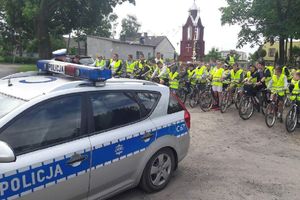 policjanci na rajdzie rowerowym