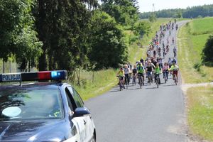 Policja eskortuje peleton