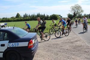 policja blokuje trasę i robi wolny przejazd cyklistom