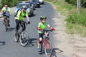 mały cyklista w kasku i ochraniaczach