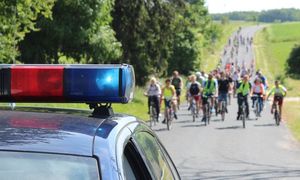 radiowóz eskortuje cyklistów