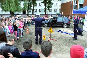 policjant pokazuje sygnały wydawane na drodze