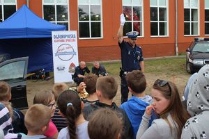 sygnały podawane przez policjant na drodze