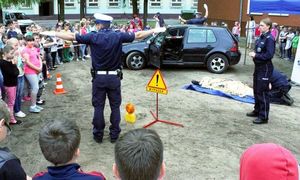 sygnały podawane przez policjant na drodze