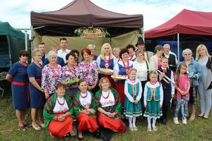 koło gospodyń z Chrostkowa w regionalnych strojach