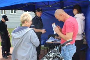 policjantka rozdaje odblaski