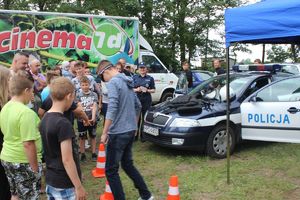 pokonywanie slalomu w alkogoglach