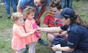 policjantka rozdaje odblaski dzieciom