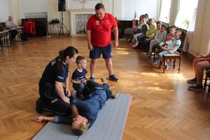 ćwiczenie układania w pozycji bezpiecznej