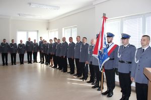 policjanci i poczet sztandarowy na święcie policji