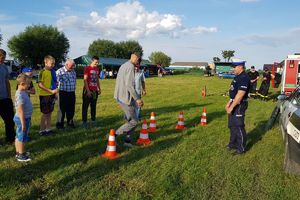 slalom w alkogoglach na pikniku rodzinnym