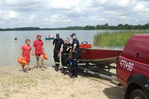 policjant, strażak i woprowcy nad jeziorem