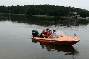 policjant strażak i woprowcy na łodzi