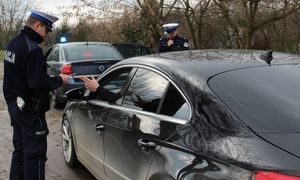 policjanci kontrolują auto