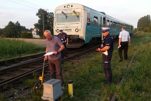 policjanci przy pociągu