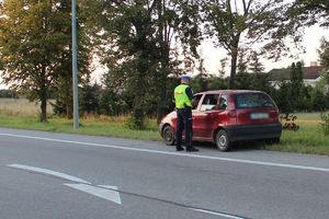 policjant kontroluje auto