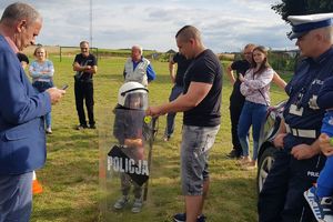 piknik w Suradówku - pozowanie w policyjnym stroju bojowym