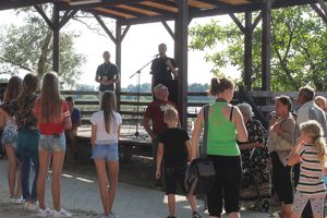 Piknik ekologiczny na Kikolskiej plaży - policjantka radzi jak bezpiecznie korzystac z wypoczynku nad wodą