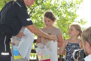 Piknik ekologiczny na Kikolskiej plaży - wręczenie nagród w konkursie dla dzieci