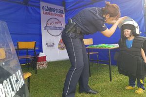 &quot;mały policjant&quot; w stroju szturmowym