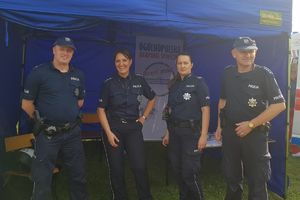 policjanci na stoisku policyjnym