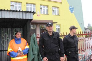 policjanci i &quot;Agatka&quot; przy szkole