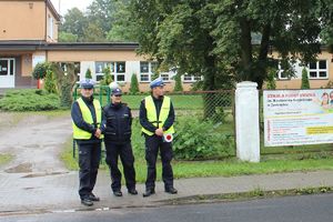 policjanci drogówki i prewencji przed szkołą