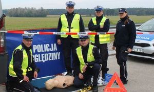 wspólne zdjęcie policjantów na przygotowanym do akcji miejscu do ćwiczeń z resuscytacji