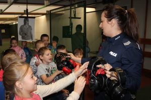 policjantka pokazuje wyposażenie strzelca