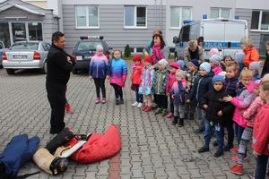 przewodnik psa służbowego pokazuje sprzęt