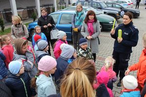 policjantka rozdaje odblaski