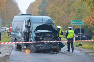 policjanci przy busie