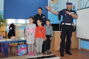 policjanci uczą przechodzenia przez jezdnię