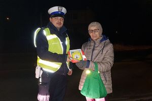 policjant wręcza odblask