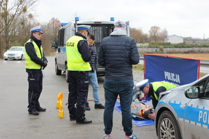 policjanci przypominają kierowcom zasady udzielania pierwszej pomocy